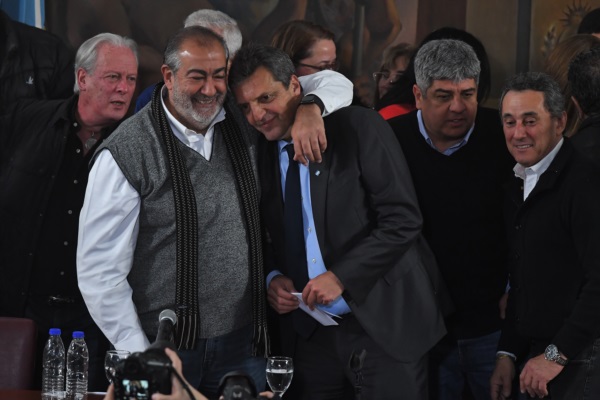 Andrés Rodríguez, detrás de Daer, Massa y cerca de Pablo Moyano.