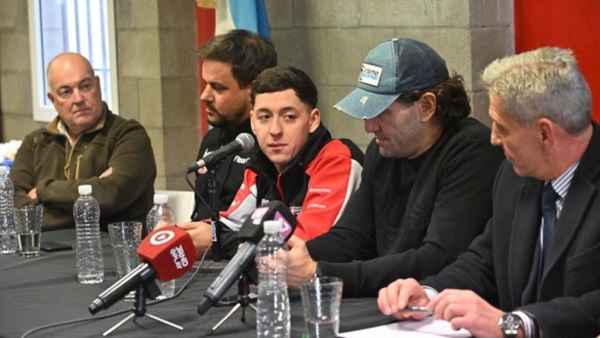 La rubrica al contrato de Emanuel Moriatis, presidente de APAT.(Foto: Daniel Feldman/Jornada).