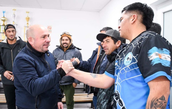 Los candidatos a gobernador y vice por Arriba Chubut junto a trabajadores de la Estiba en una reunión. 