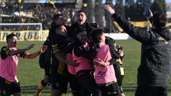 Godoy quedó sepultado en los múltiples abrazos de sus compañeros. (Foto: Mariano Di Giusto/Jornada).