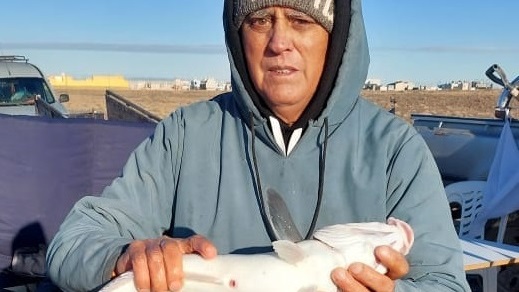 Salió el primer ejemplar de 1,600 kg y 53 cm de largo a las 10:22, a cargo de Evaristo Carrasco. (Foto: Facebook Club de Pesca Rawson).