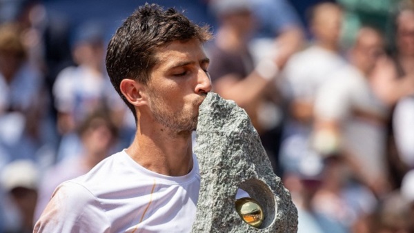En 2019, Cachín (estaba aprox. 300° del mundo) le regaló una máquina de encordar a unos chicos del Congo que querían jugar al tenis. En 2023 ganó su primer título ATP.