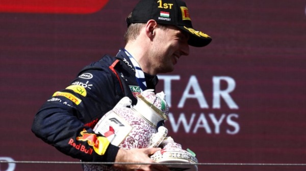 Así quedó el trofeo que rompió Lando Norris a Max Verstappen.