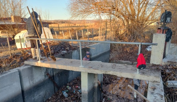 Se colocará relleno y compactará para evitar que el río siga socavando.