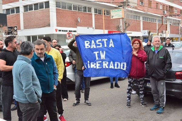Taxistas y remiseros denuncian "zona liberada" en algunos barrios de Trelew. Foto: Alberto Evans