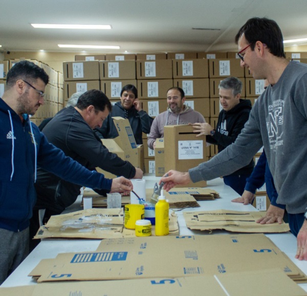 Material electoral. Hasta último momento hubo varios preparativos.