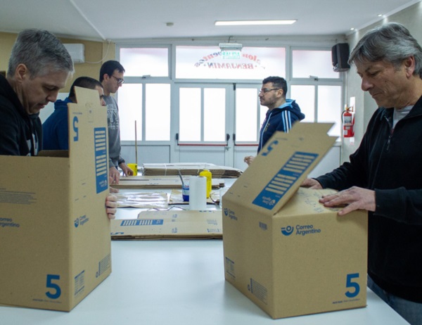 Preparativos. Una postal del material electoral para el comicio de hoy.