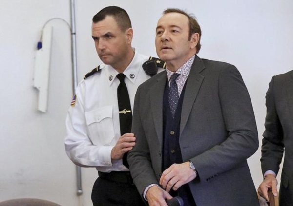 Realidad / ficción: esta imagen de Spacey evoca su situación como Verbal Klint, en "Los sospechosos de siempre"...