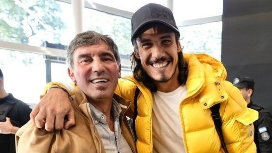 Sergio "Manteca" Martínez fue a recibir a Cavani al Aeroparque.