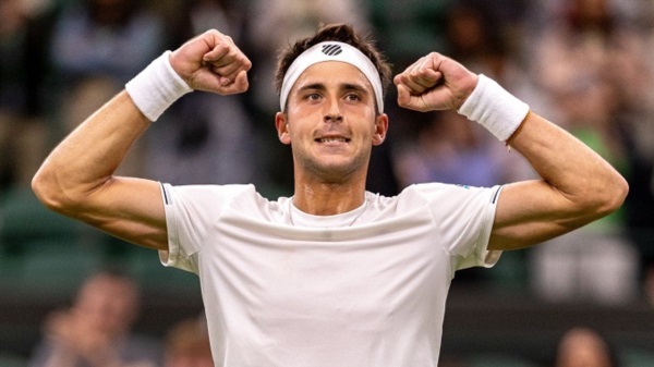 Desde 2019 que un argentino no remonta un partido estando 0-2 en sets en Wimbledon (épico triunfo de Guido Pella a Raonic).