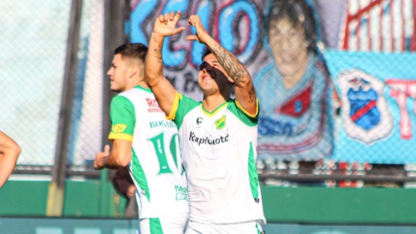 Defensa le dio otro golpe a Arsenal y se afianza en zona de copas: los de Varela lo dieron vuelta y derrotaron 2-1 al local con doblete de Uvita Fernández.