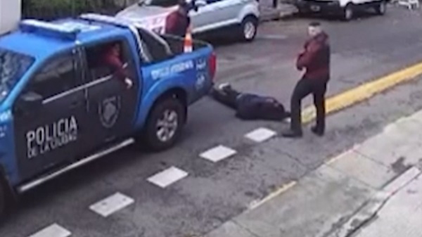 La imagen del momento en que el atacante es detenido en plena calle de Buenos Aires