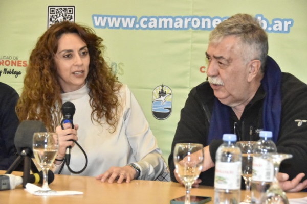 La intendenta de Camarones, Claudia Loyola, junto al secretario general del sindicato de Luz y Fuerza de la Patagonia, Héctor González