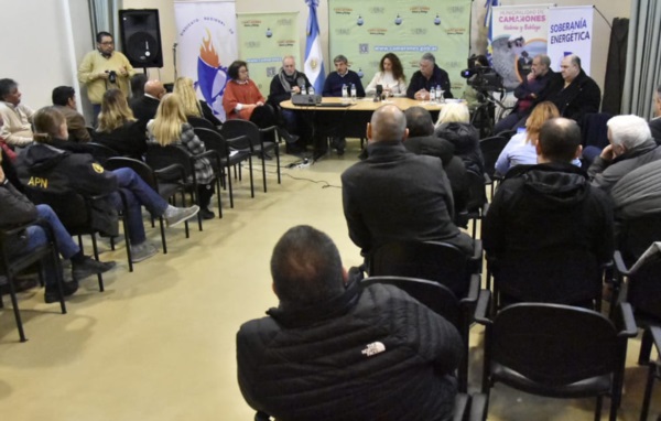 Debate. Una postal de las exposiciones sobre energía que se concentraron en Camarones ayer por la tarde.