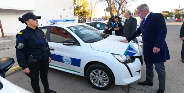 El gobernador Arcioni encabezó el acto de entrega de los nuevos vehículos a la Policía y a la APSV.