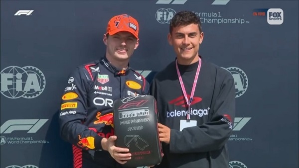 Dybala entrega a Verstappen el premio por la pole en Silverstone.