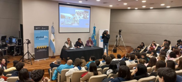 Los referentes de la Mesa Chubutense de Víctimas Viales en la Legislatura durante la proyección del documental