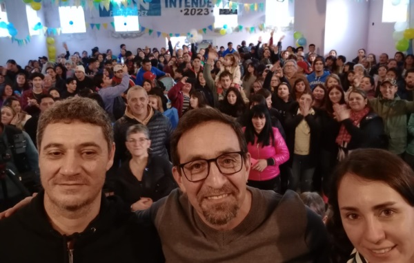 Lanzamiento. Fernández encabezó un acto con cientos de vecinos que quieren su regreso a la Intendencia.