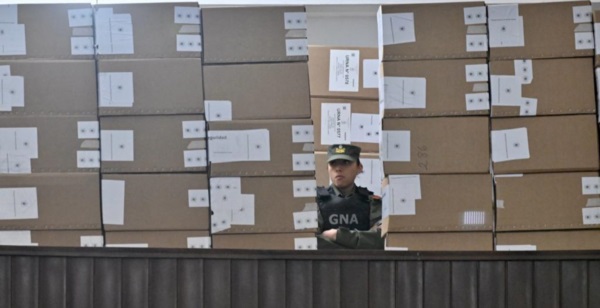 Las urnas custodiadas en la Legislatura provincial durante el inicio del recuento de votos. Foto: Daniel Feldman