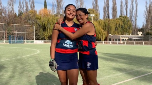 María Alejandra Guzmán comparte la pasión por el hockey con su hija.