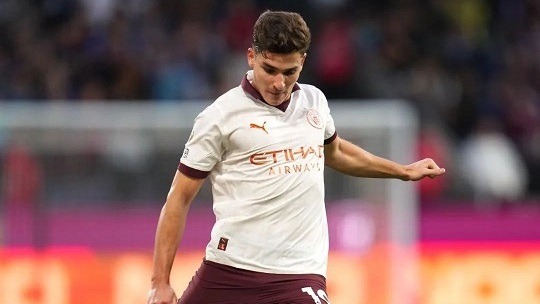 Julián Álvarez, además de hacer una asistencia, fue el jugador con más chances creadas [5] ante Burnley.