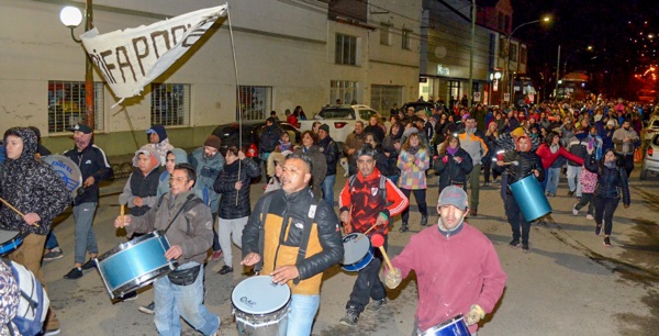 Un gran número de vecinos se movilizó el jueves por la noche en Esquel en reclamo de las altas tarifas.