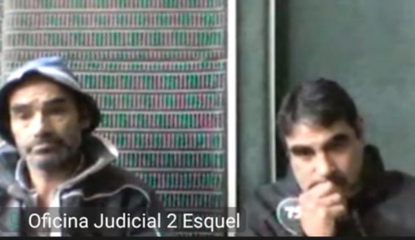 Narciso y Braulio Rosas escuchando la resolución de la audiencia.