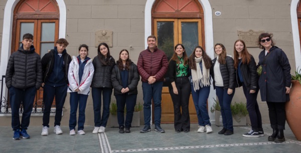 El intendente biss con los ocho alumnos de Rawson que estarán en la instancia regional en Bahía Blanca.