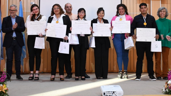 Las egresadas Thalía Belén Rotondo y Mercedes Vázquez, en su discurso, agradecieron a las autoridades de la UDC, compañeras y compañeros.