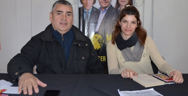 Impulsor. Cristian Ortiz, referente libertario en la cordillera, junto a una militante dentro del local.