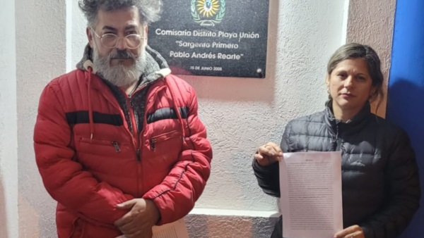 El escultor Carlos Canío Abraham y Liliana Guerra denunciaron los hechos vandálicos.