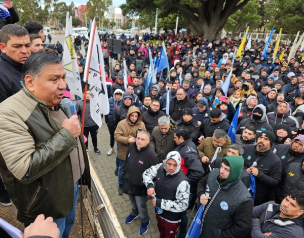 Movilización. El gremialista y candidato a diputado nacional llegó hasta Km. 3 para su queja en la sede.