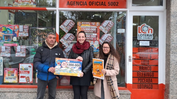 Simbólica. La entrega del cheque para el afortunado vecino.