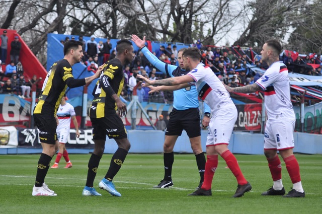 El átrbitro Comesaña tuvo protagonismo en el primer tiempo. (Foto: Prensa Brown Adroguñé).