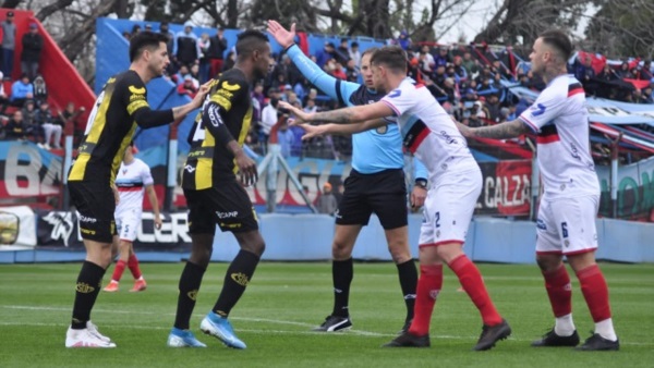 El átrbitro Comesaña tuvo protagonismo en el primer tiempo. (Foto: Prensa Brown Adroguñé).