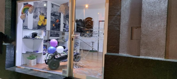 Así quedó la vidriera del comercio céntrico de Trelew.