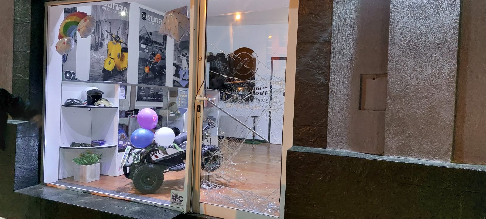 Así quedó la vidriera del comercio céntrico de Trelew.