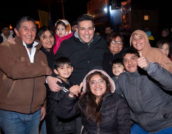 Todo bien. Una postal de Balochi con vecinos de Sarmiento en los festejos del mismo domingo a la noche. 