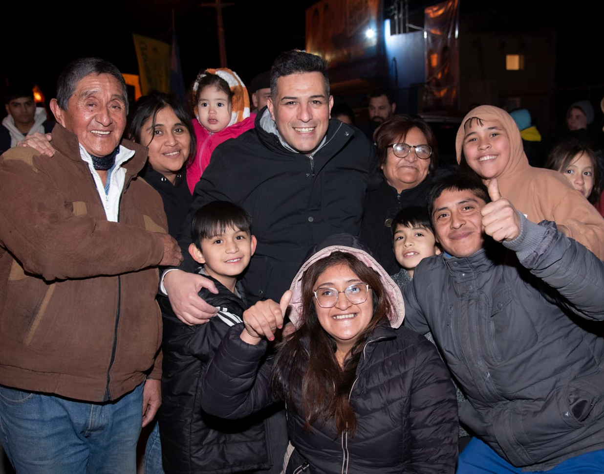Todo bien. Una postal de Balochi con vecinos de Sarmiento en los festejos del mismo domingo a la noche.