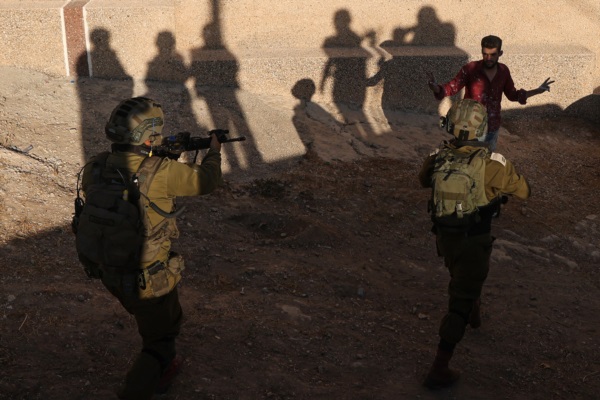 Soldados israelíes se acercan a un palestino durante una operación de registro en el pueblo de Baita, en la Cisjordania ocupada.