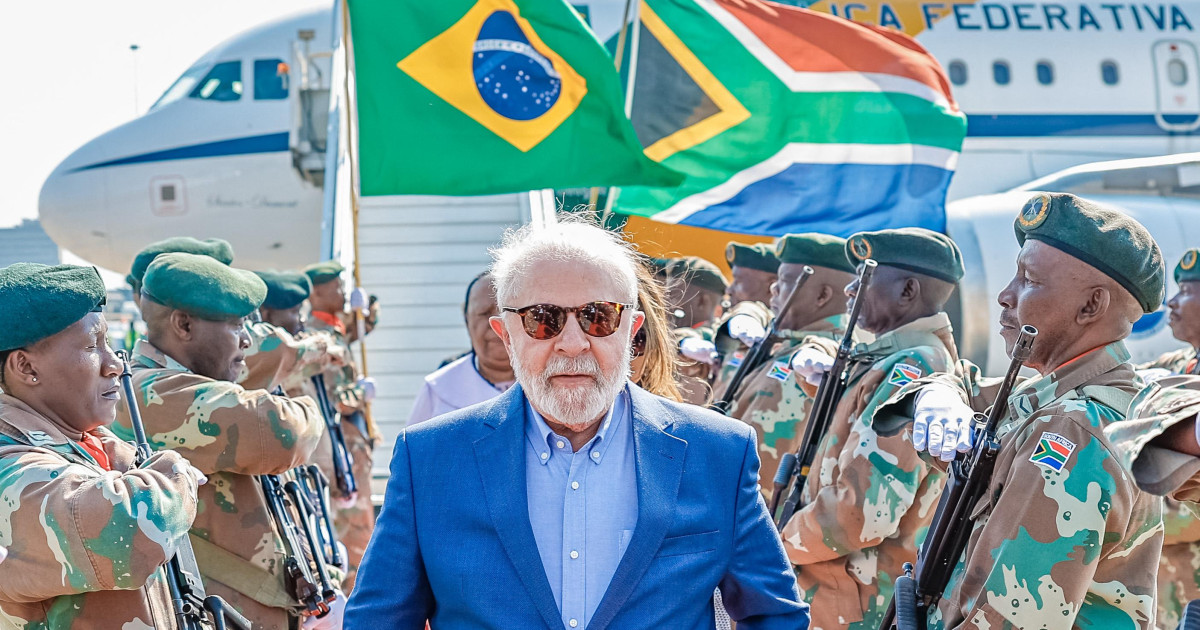 Luiz Inacio Da Silva arribando a Johanesburgo, para la nueva reunión cumbre.