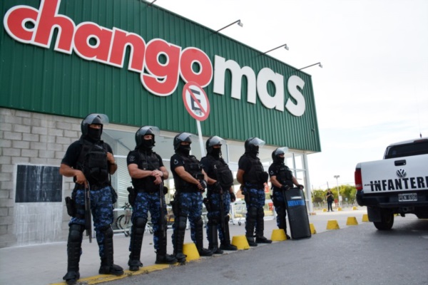 La Policía se prepara para contrarrestar eventuales saqueos ante los rumores que circulan en las redes. Foto: archivo