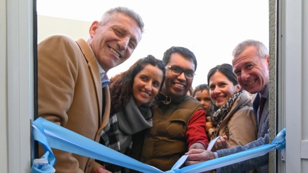 Una tradición. Familias y funcionarios cortaron la cinta del nuevo barrio que se inauguró en Gaiman.