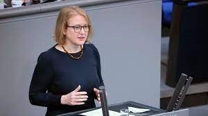 "La Constitución alemana garantiza el libre desarrollo de la personalidad y el respeto a la identidad de género", afirmó la ministra de Familia, Lisa Paus.
