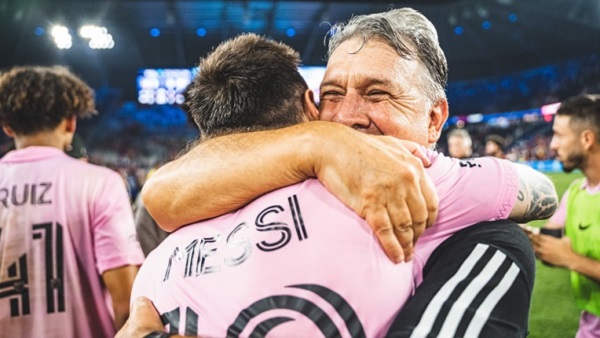 El llanto de Martino en un largo abrazo con Messi.