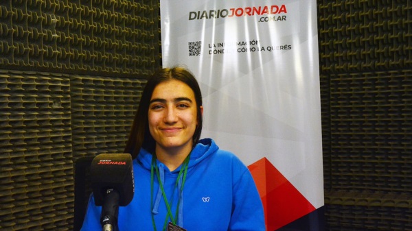 Ana con la medalle del tercer puesto y la de goleadora, visitó los estudios de Cadena Tiempo. (Foto: Alberto Evans/Jornada).