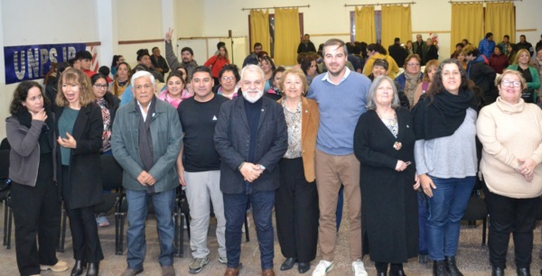 El intendente de El Maitén, Oscar Currilén, acompañó el acto de apertura de la nueva carrera de Enfermería.