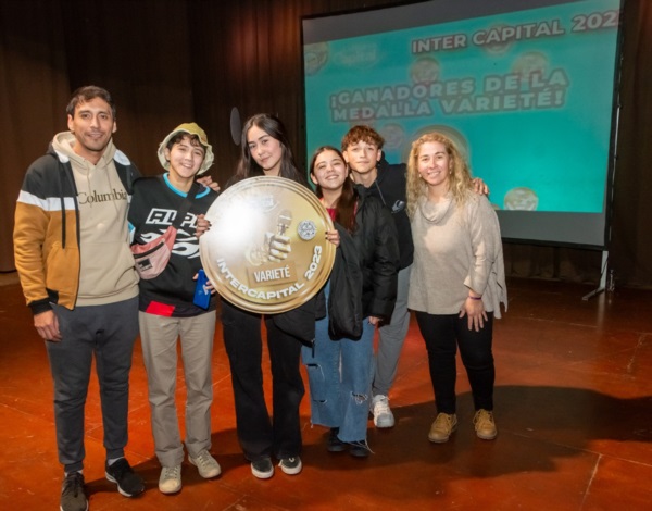 Megamedalla. Los estudiantes del Don Bosco, ganadores de una nueva instancia del Intercapital en Rawson.