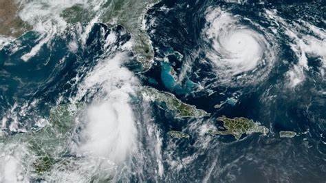 "Idalia" se visualiza más abajo en la imagen. El que se ve al más al norte es "Franklin", de forma más simétrica y con vientos de categoría 4.