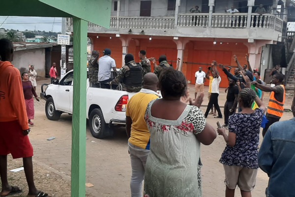 Los residentes aplauden a los miembros de las fuerzas de seguridad en el distrito de Plein Ciel en Libreville.